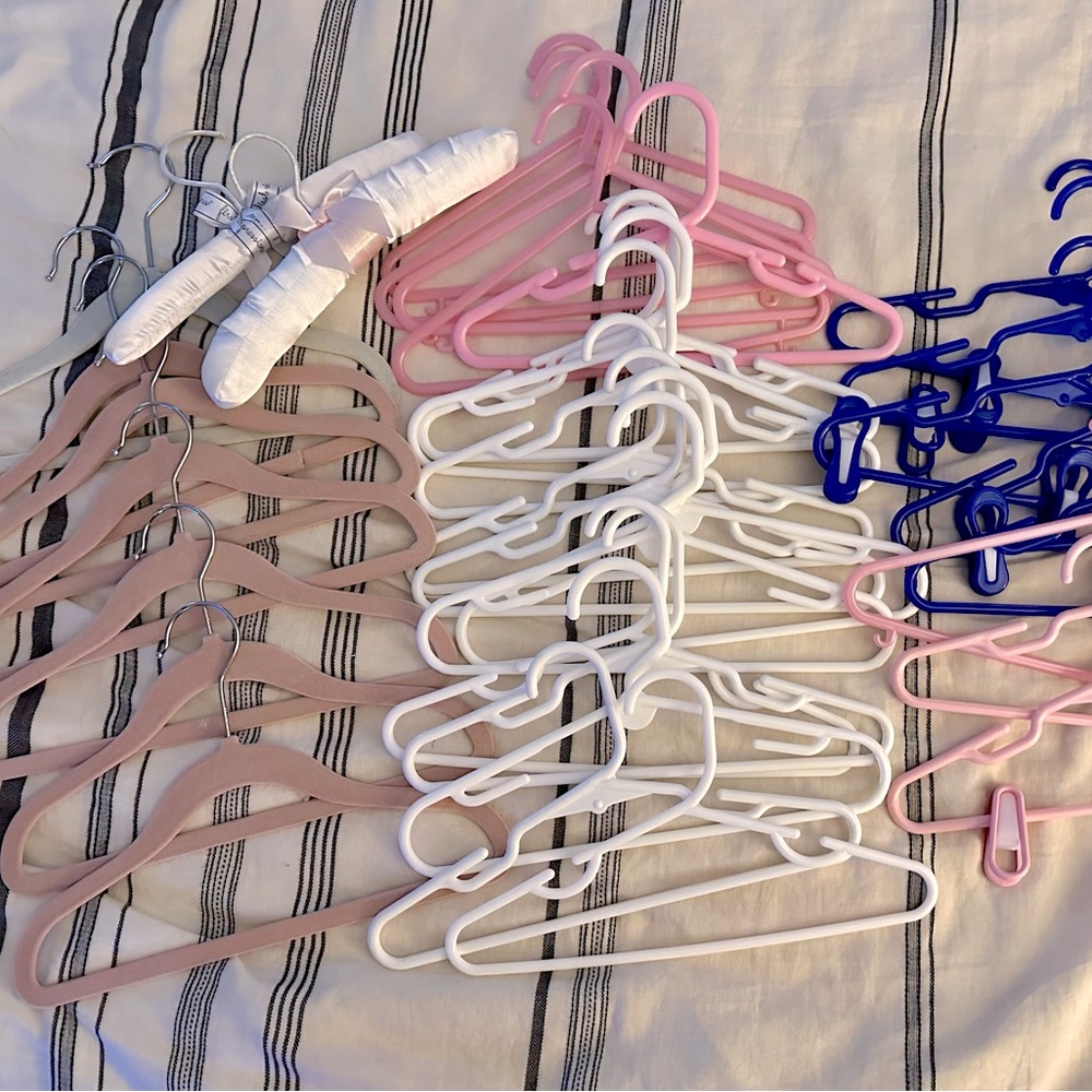 🎁3/$15 LOT OF CHILDREN’S CLOTHING HANGERS